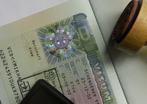 القبض على شخصين بتهمة تدليس تأشيرات سفر