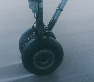 هكذا تتم صناعة إطارات الطائرات ولهذا لا تنفجر عند ملامسة الأرض