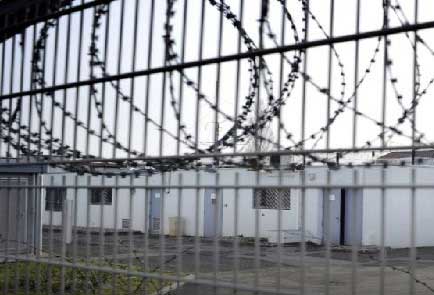 فرنسا/ الشرطة تبث أصواتا إباحية بمركز اعتقال مهاجرين أثناء الصلاة