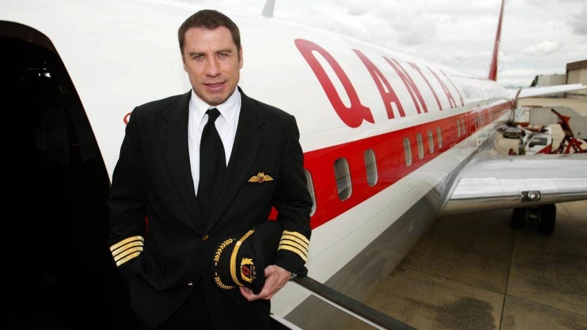 شاهد/ جون ترافلتا يمتلك 7 طائرات ويحصل على رخصة الطيار الثالثة في رصيده