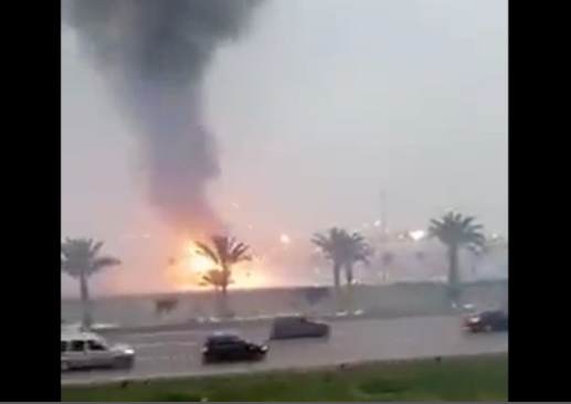 شاهد الفيديو/ انفجار شحنة ألعاب نارية داخل شاحنة