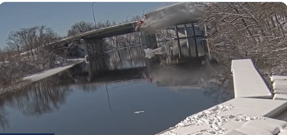 شاهد الفيديو/ لحظة سقوط شاحنة من جسر بالنهر..