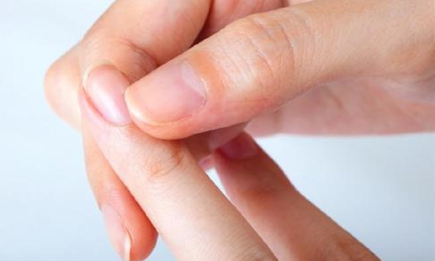 انكسار الأظافر وهشاشتها.. إليك الأسباب والأعراض والعلاج