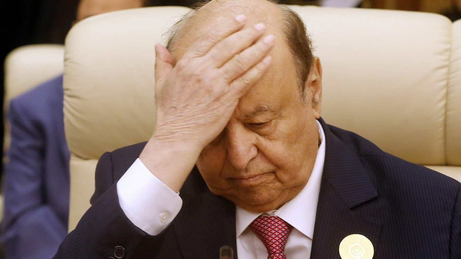 أقال نائبه/ الرئيس اليمني ينقل كامل صلاحياته لمجلس القيادة الرئاسي