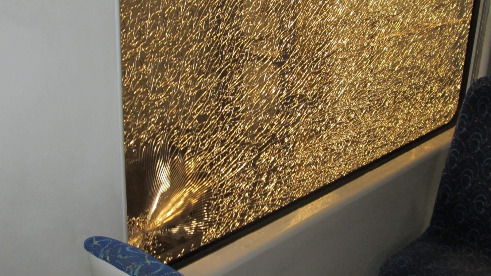 صور/ تعرّض قطارات السفرات الليلية للإعتداء والتخريب