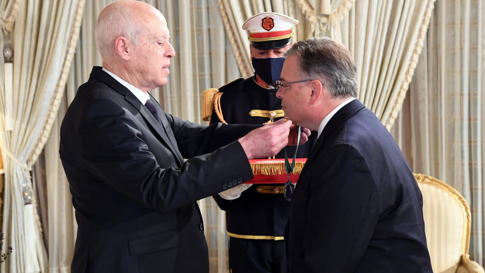 شاهد الفيديو والصور/ وسام الجمهورية من قيس سعيد لسفير أمريكا