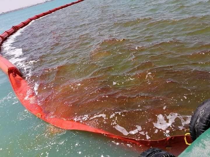 ربط خزانات السفينة الغارقة بخرطوم لتفريغ شخنة الغازوال