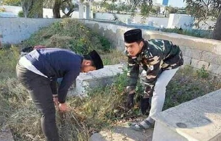 يا فضيحتنا/ اندونسيون وسفيرهم ينظفون قبر الشيخ الفاضل بن عاشور