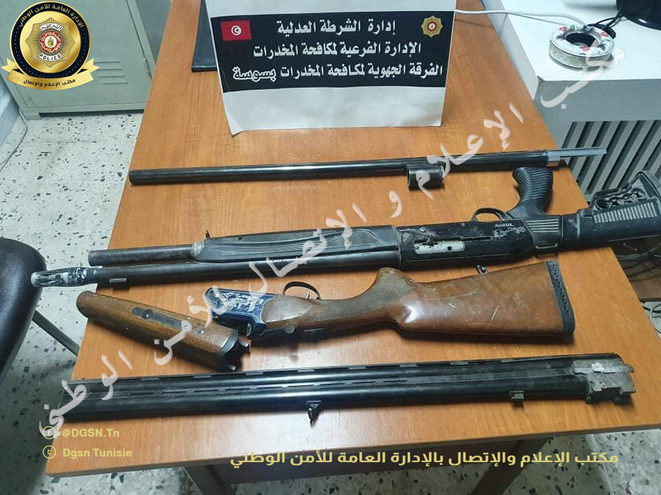 الإطاحة بمروّج مخدرات وبحوزته أسلحة نارية ومخطوطات أثرية (صور)