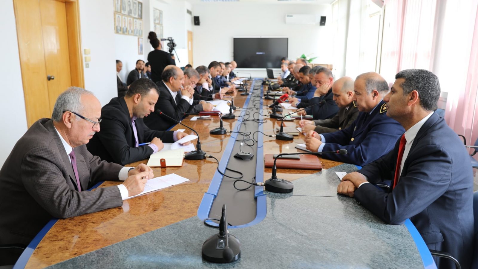 الداخلية تبحث سبل مكافحة ظاهرة العنف في الملاعب