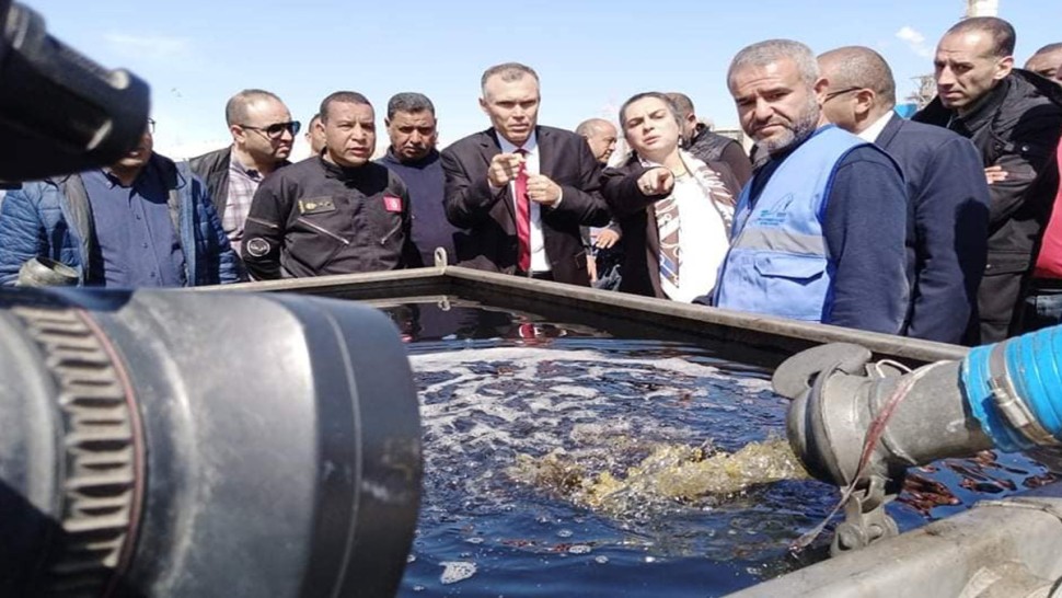 فيديو/ شفط 5000 لتر من الوقود المتسرّب من محركات السفينة الغارقة