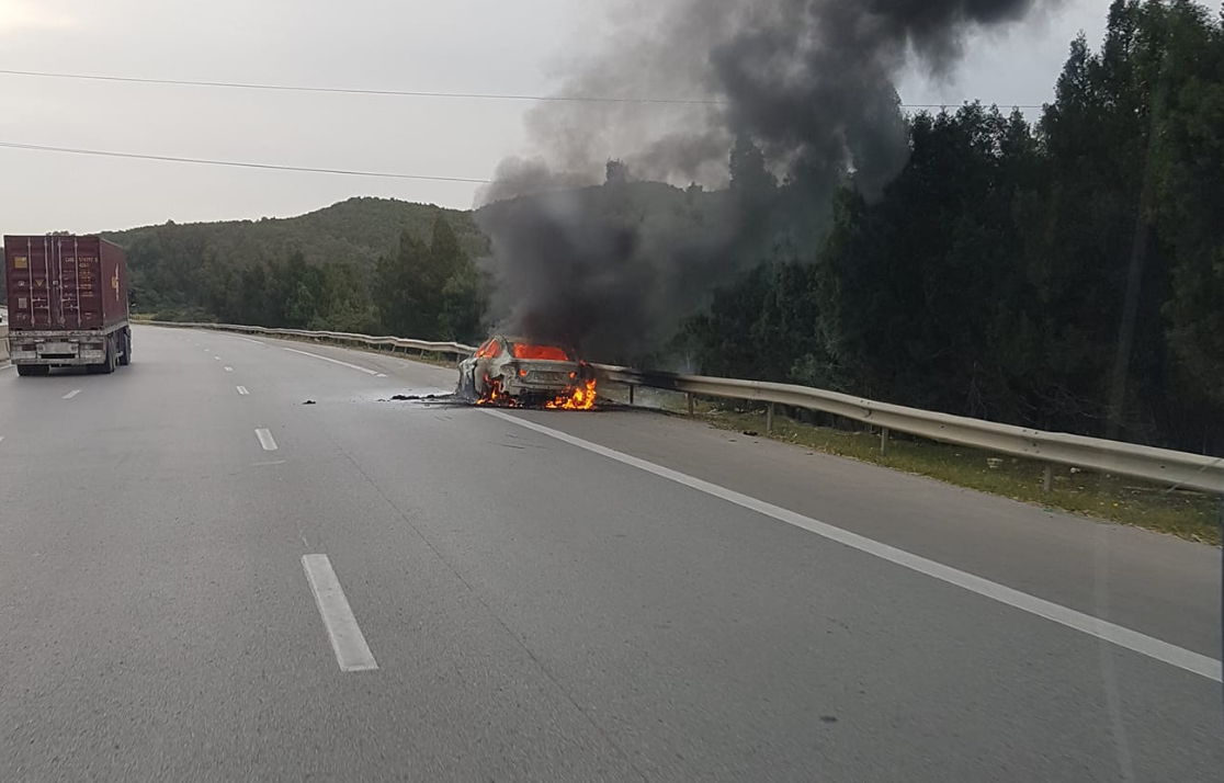 شاهد الفيديو/ احتراق سيارة في الطريق السريعة تونس – الحمامات