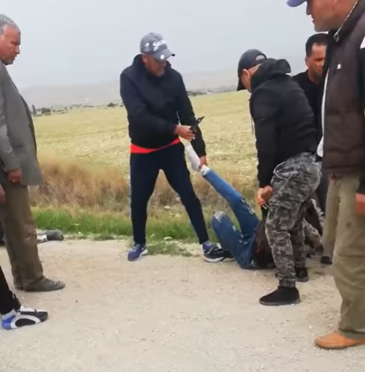 شاهد الفيديو/ عملية “براكاج” لرجل وابنته في الطريق