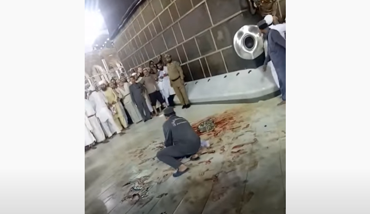 فيديو/ دماء تخرج من أرض الحرم المكي بجوار الكعبة.. ما حكايتها؟ فيديو/ دماء تخرج من أرض الحرم المكي بجوار الكعبة.. ما حكايتها؟