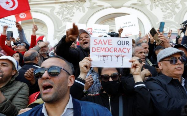 واشنطن بوست: تونس.. آخر آمال الربيع العربي تتلاشى