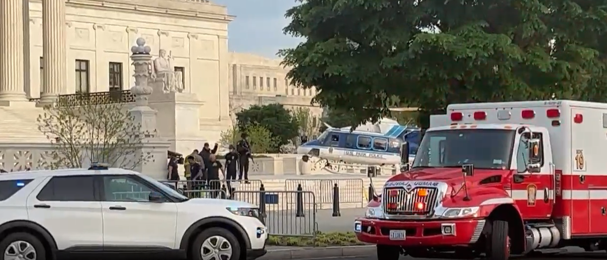 محاولة انتحار حرقا أمام المحكمة العليا الأمريكية  (فيديو)