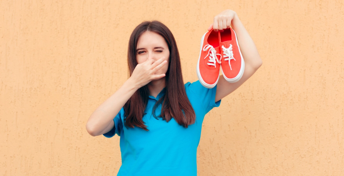 طرق فعّالة للتخلّص من رائحة الحذاء الكريهة؟