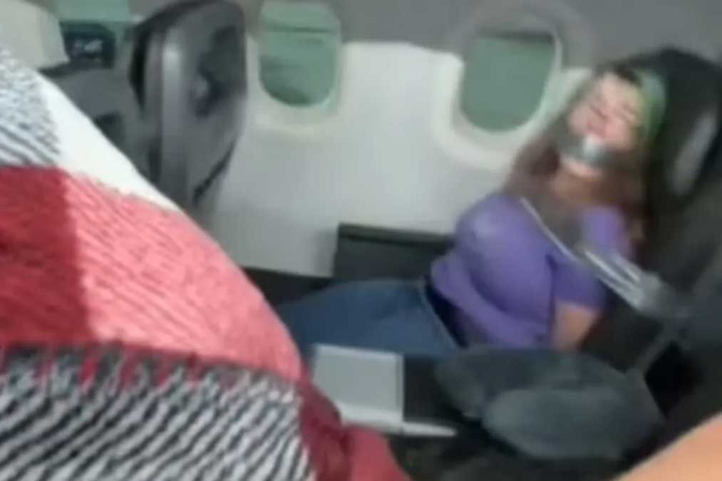 مسافرة مشاغبة هاجمت طاقم الطائرة.. فتلقت عقوبة تاريخية