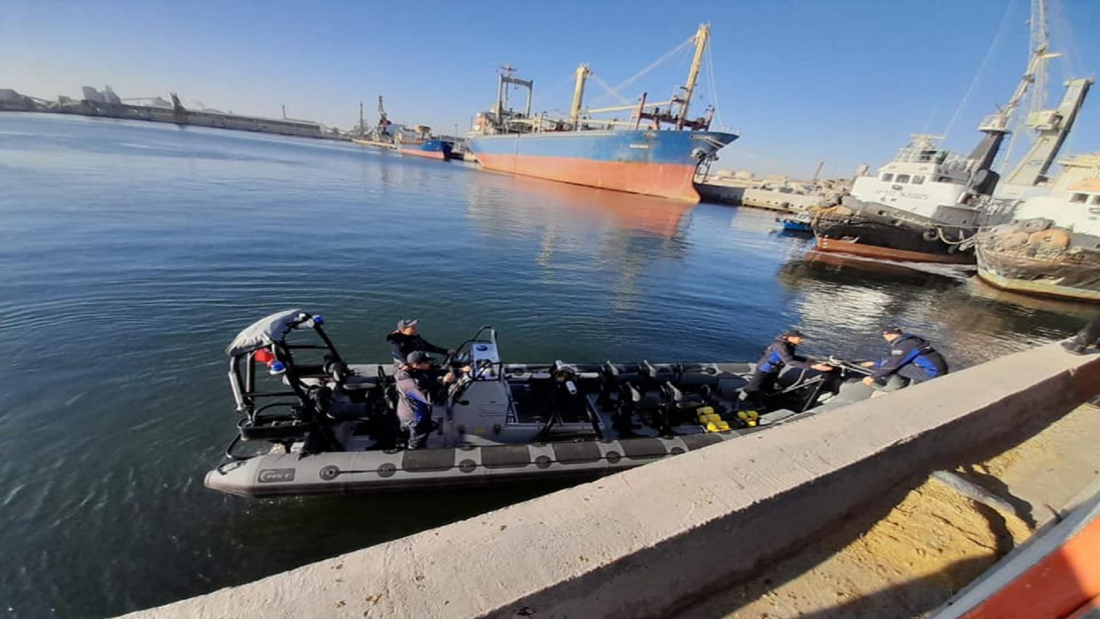 انطلاق عملية شفط الوقود المُتسرب من محركات السفينة “اكسيلو”