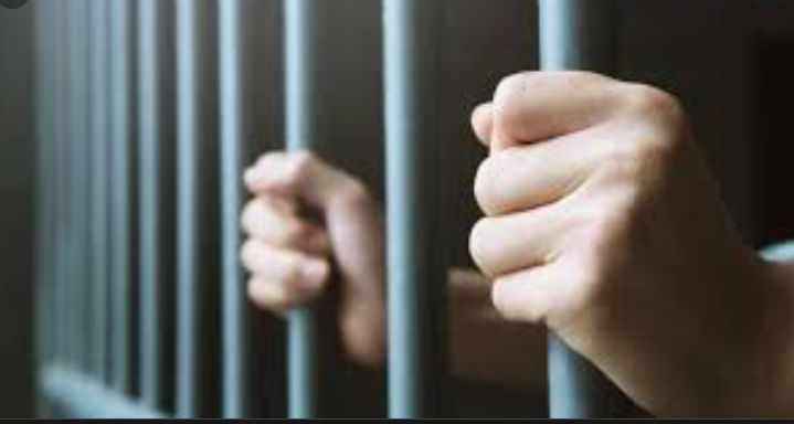 طلب منه والداه التفوق في الدراسة فأرداهما قتيلين