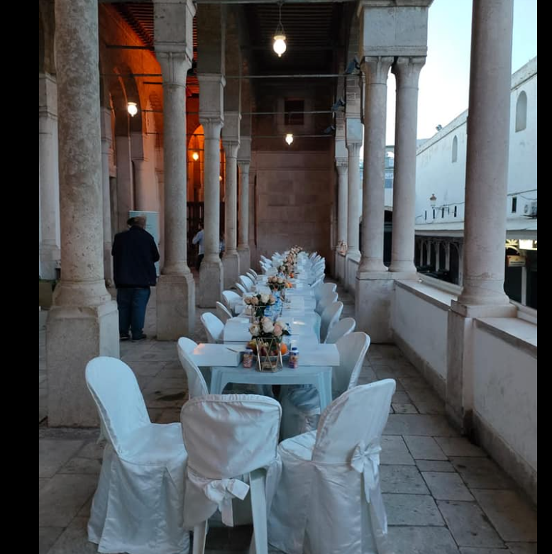 شاهد الصور/ مأدبة إفطار بجامع الزيتونة.. لكن هل الزهور من أجل الوزير أم ستبقى للمحتاجين؟