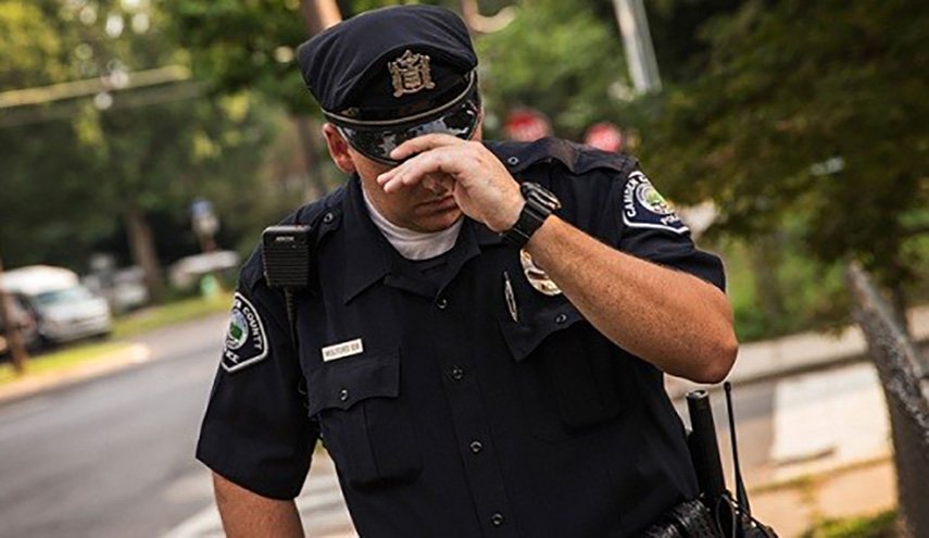 شرطي عنّف مسنّة مصابة بالخرف.. وهذا كان عقابه