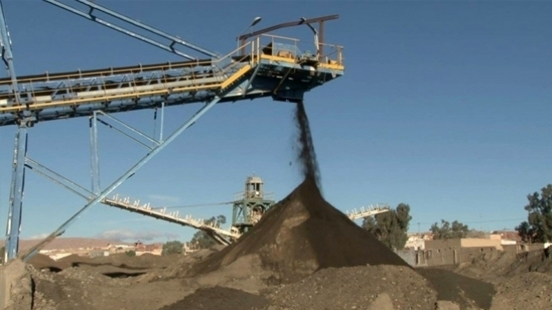 المكناسي/ عمال منجم الفسفاط يغلقون الطريق وجميع الإدارات العمومية