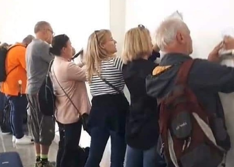 صورة مخزية/ سياح يملؤون بطاقات الارشادات على حائط في مطار توزر