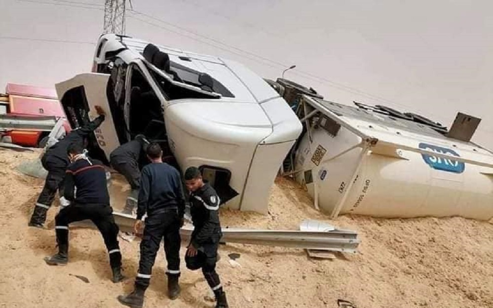 قابس/ انقلاب شاحنة صهريج محملة بالآزوت (صور)