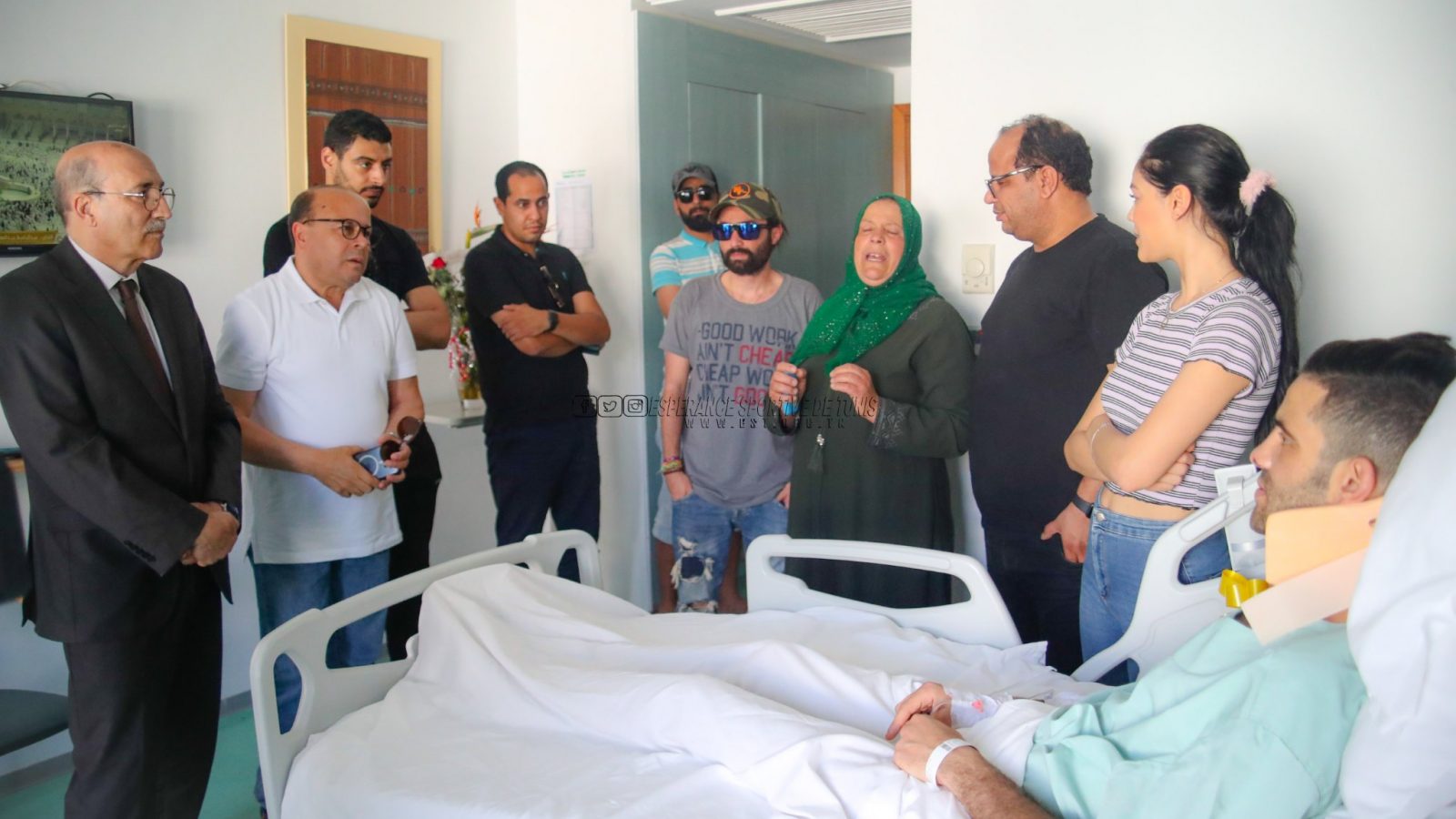 أصيب في الدربي/ وفد من الترجي في زيارة محب النادي الإفريقي (صور)