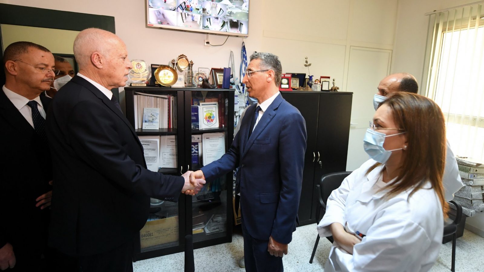 إثر الانفجار/ رئيس الدولة يزور حرم وزير الداخلية