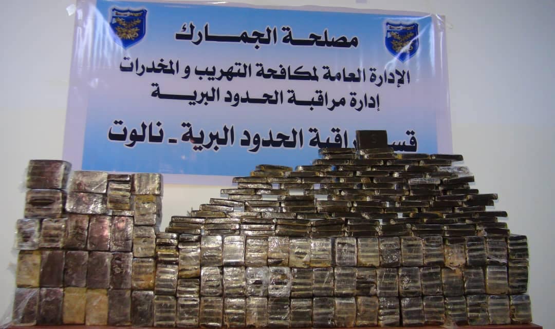 حجز 100 كلغ من الزطلة على الحدود التونسية الليبية لدى جزائري (صور)