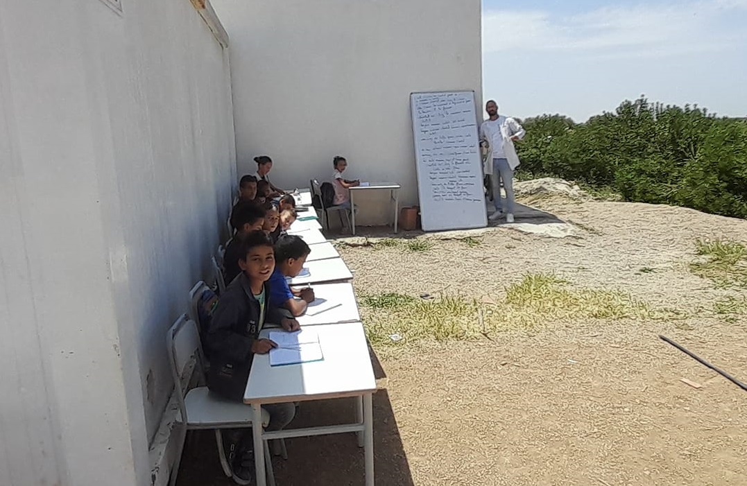 يدرّس تلاميذه تحت الشّمس/ معلّم بالقيروان يطلق نداء إستغاثة (صور)