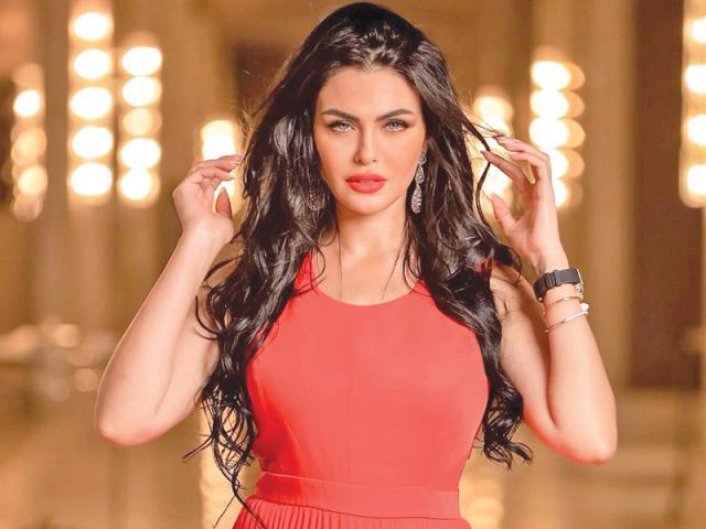 ممثلة تونسية تكشف: النساء يغازلنني أكثر من الرجال! ممثلة تونسية تكشف: النساء يغازلنني أكثر من الرجال!