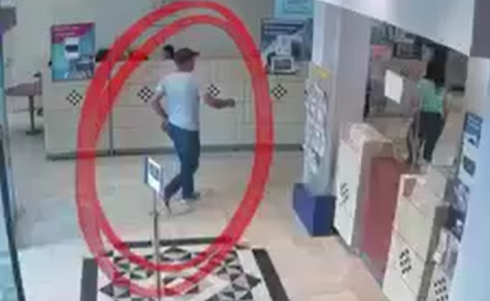 شاهد الفيديو/ ينتحل صفة أمني ويسطو على أموال مسن في فرع بنكي بصفاقس