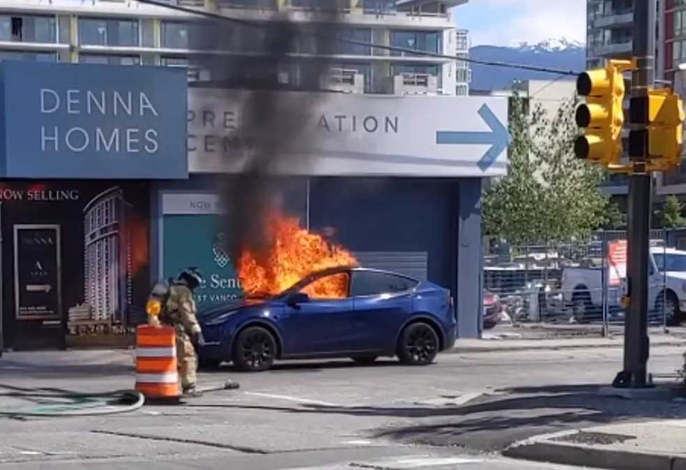 شاهد الفيديو/ النار تلتهم سيارة وسائقها ينجو بأعجوبة