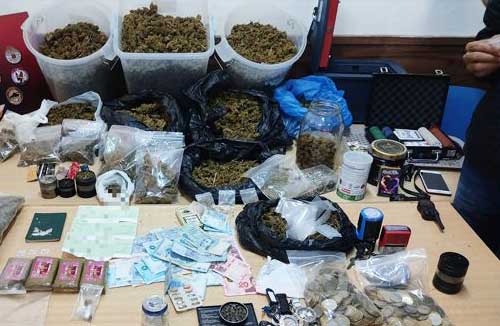 مصنف خطير/ الإطاحة بمروّج وحجز كمية من المخدرات بأنواعها