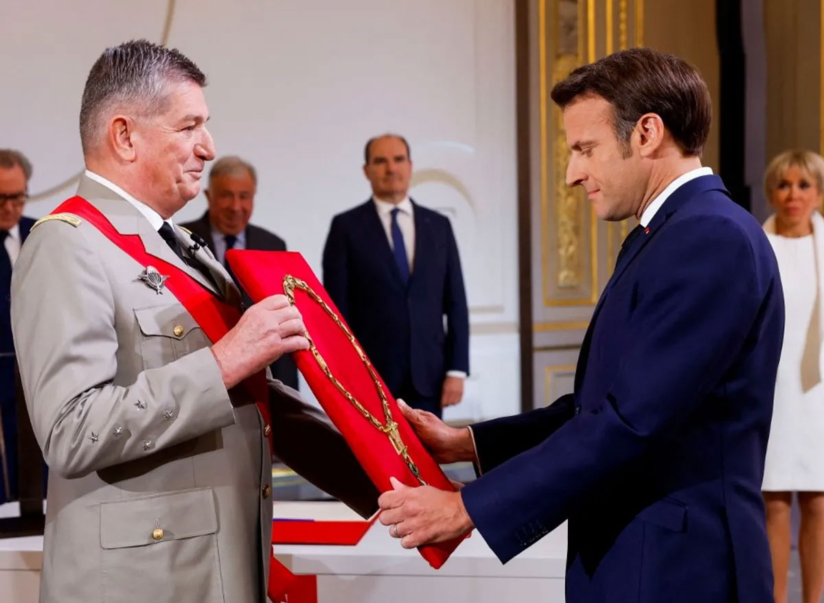 عمرها 220 عاما/ ما قصة قلادة ماكرون الذهبية