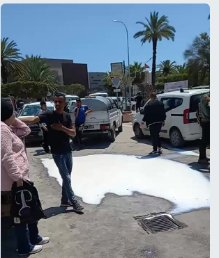 شاهد الفيديو/ فلاحون يحتجون بسكب كميات من الحليب في الشارع