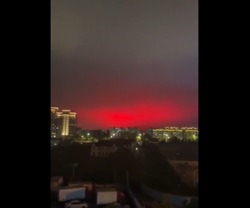 شاهد الفيديو/ مشهد يثير الرعب ..السماء بلون أحمر دموي
