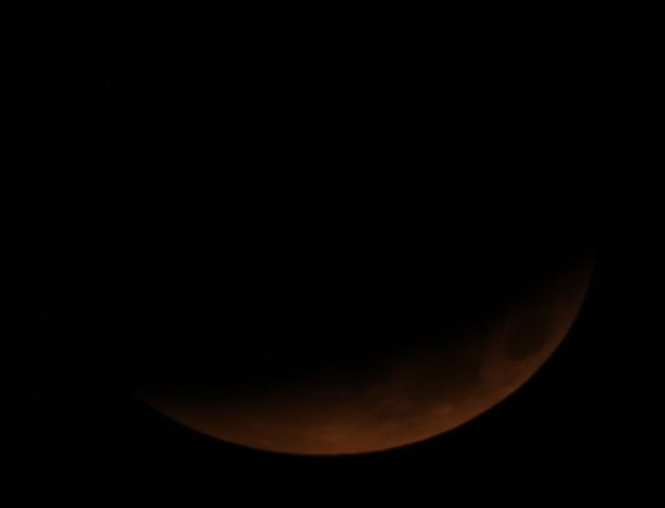 شاهد خسوف القمر (فيديو)