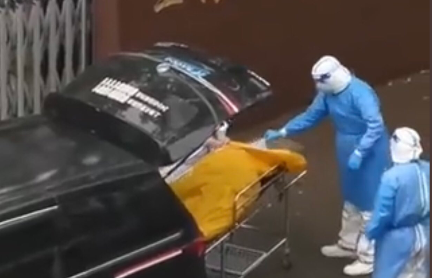 شاهد الفيديو/ نقلوه إلى المشرحة وهو على قيد الحياة