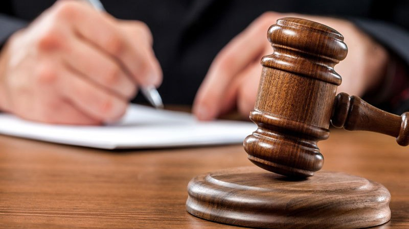 العاصمة/ الاحتفاظ بقاصر بتهمة انتحال صفة قاضية