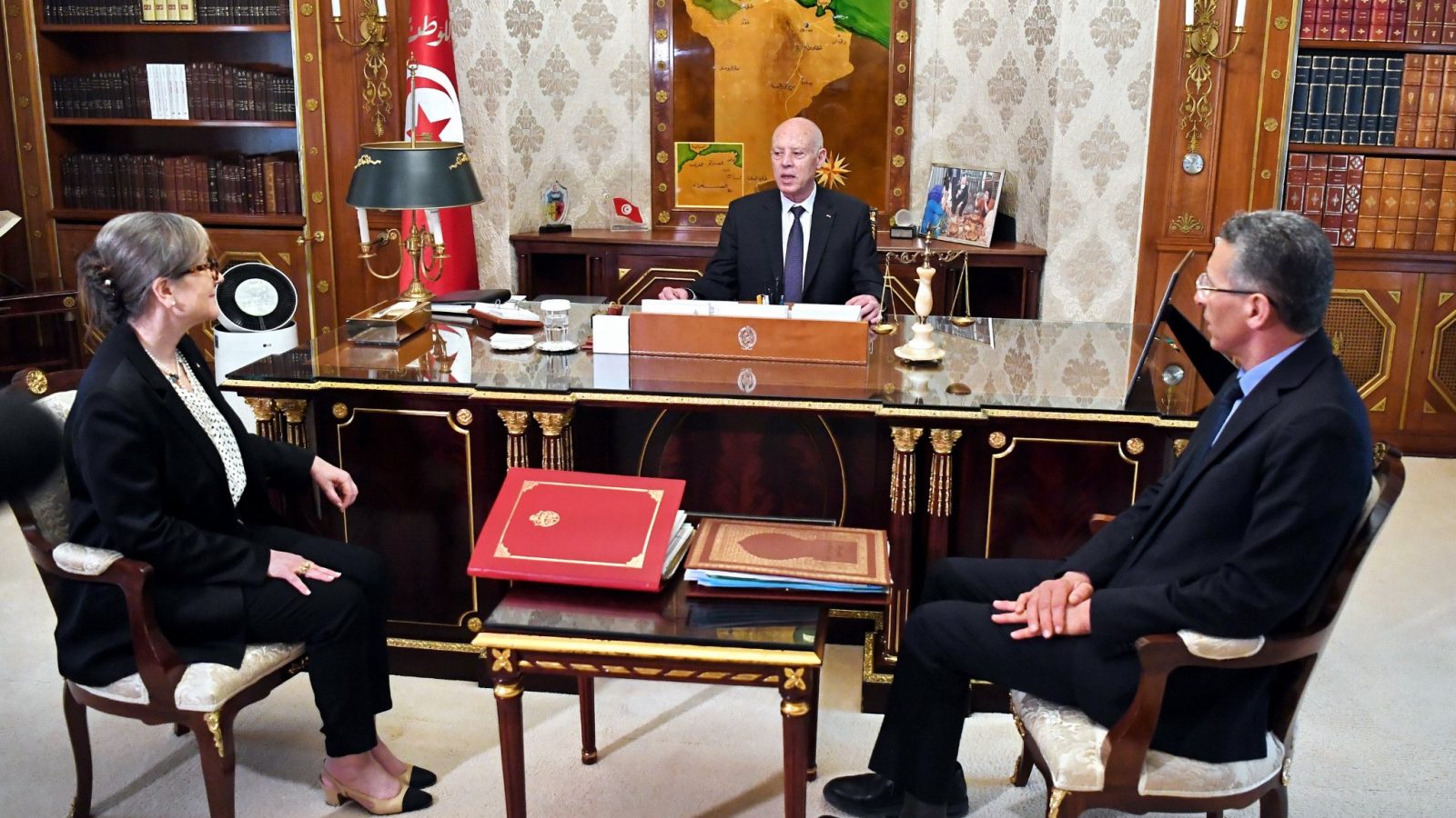 رئيس الدولة يجري حركة في سلك الولاة (فيديو)