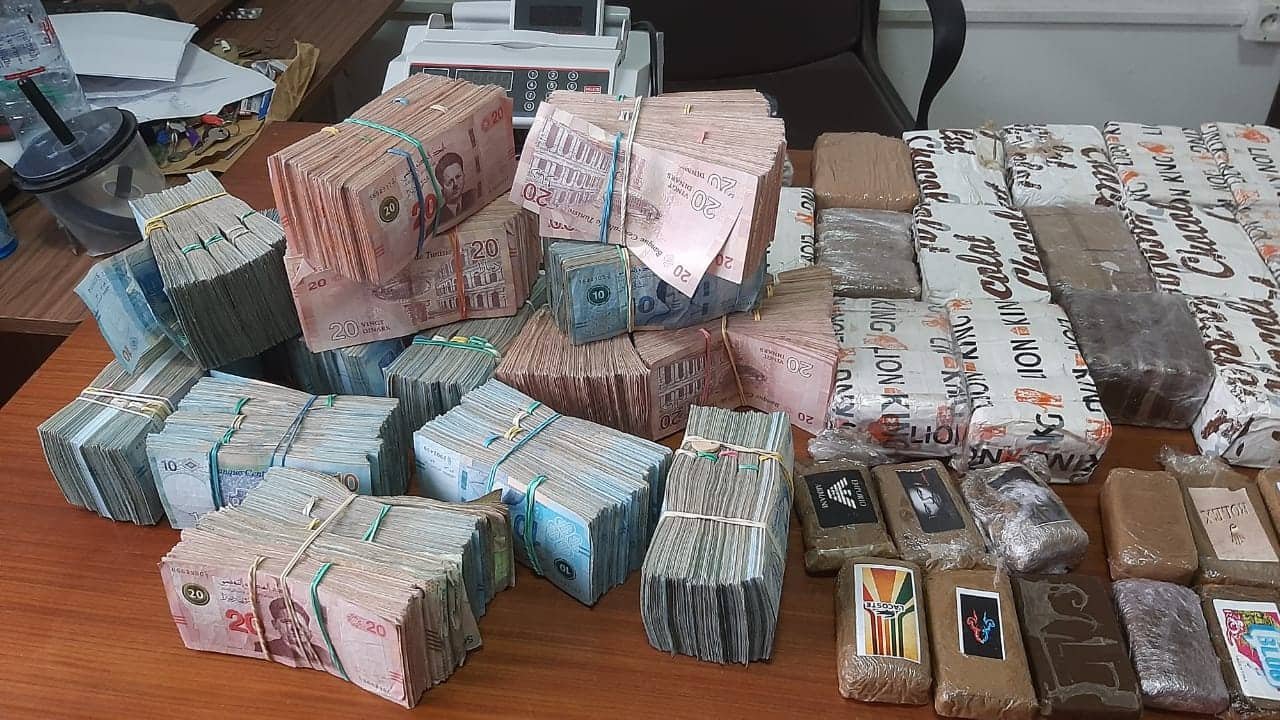 بن عروس/ الاطاحة بعصابة لترويج المخدّرات وهذا ما تمّ حجزه (صور)