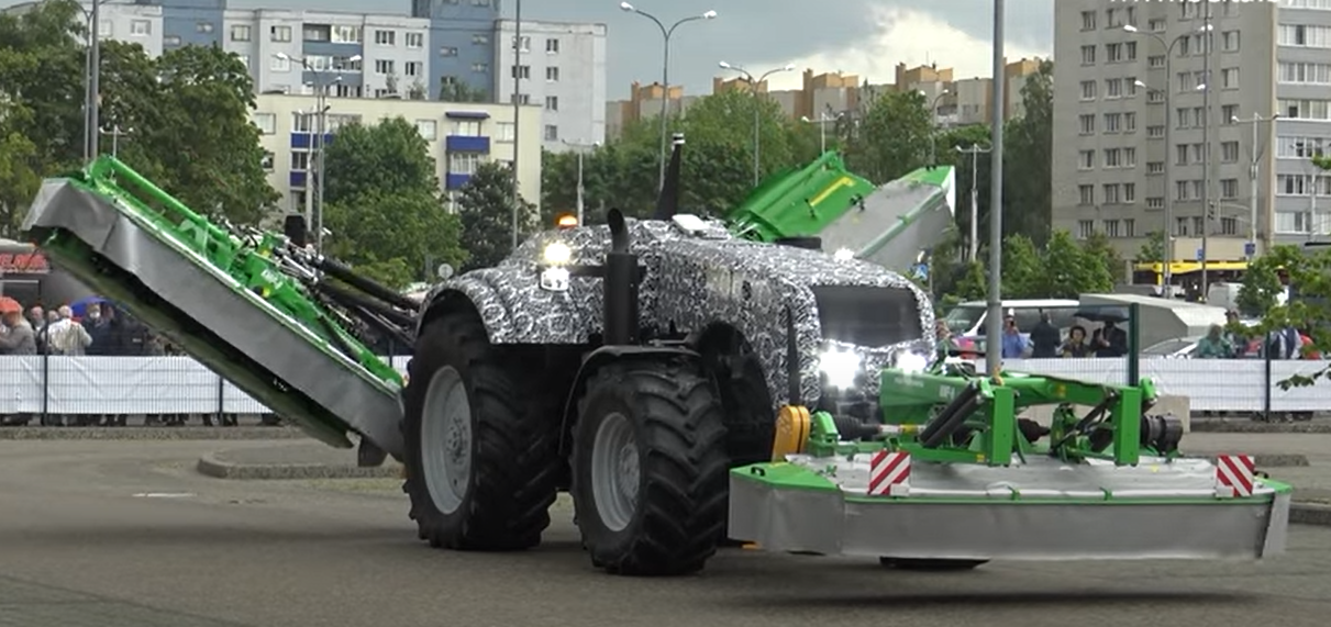شاهد الفيديو/ جرّار يحرث الأرض دون سائق شاهد الفيديو/ جرّار يحرث الأرض دون سائق
