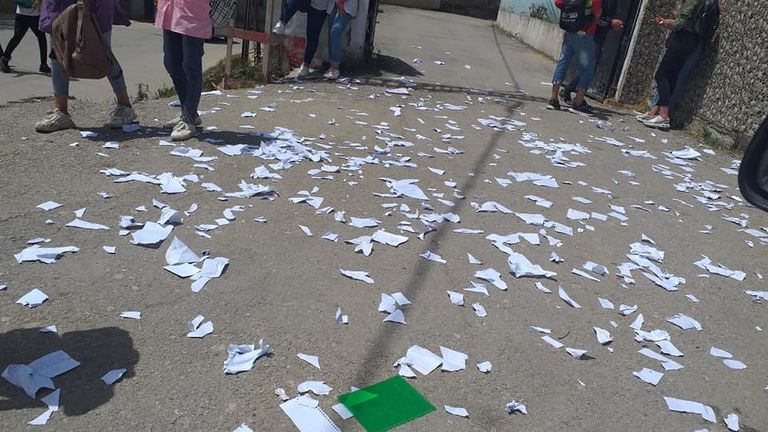 يمزقون كتبهم وكراساتهم/ تلاميذ يهتفون: ملّا راحة من الدراسة (فيديو)