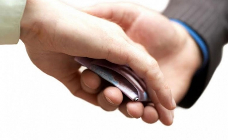 مقابل 4000 دينار/ قيّم بمدرسة إعدادية يعد تلميذة بتغيير أعدادها