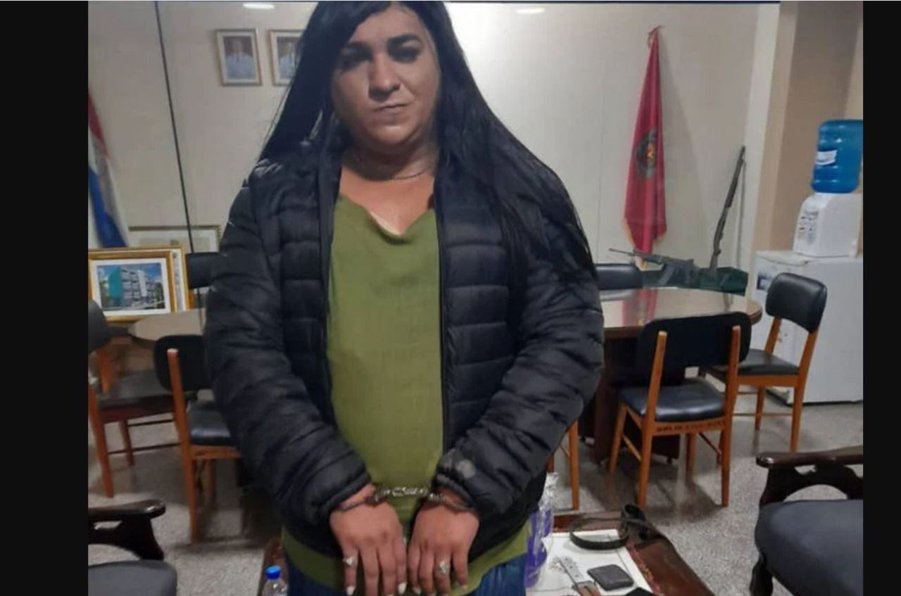 بشعر مستعار وتنورة زوجته/ رئيس عصابة يهرب من باب السجن