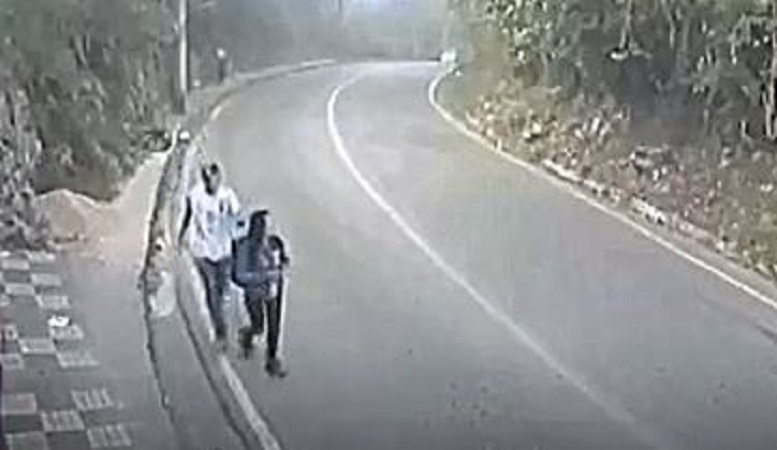 حاول سرقة حقيبة فتاة.. لكن شاهد ماذا حصل (فيديو)